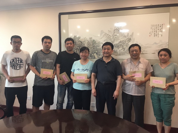 财经社党委书记黄琦走访慰问党员群众4