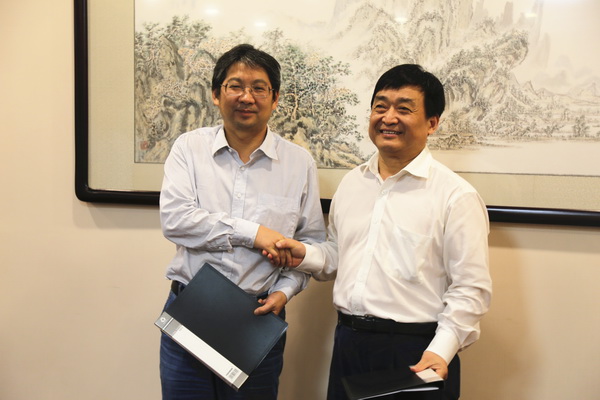 4.黄琦社长与陈锋主任签约合影